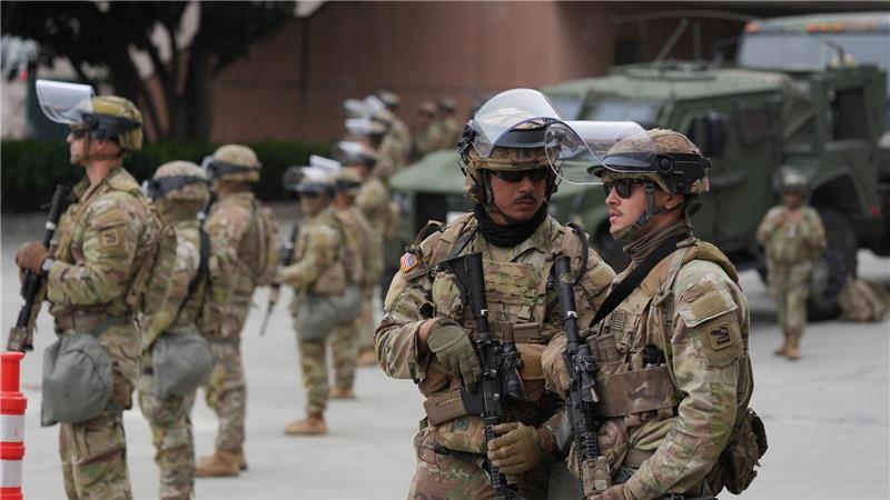 „Sie spucken, wir schlagen“: Trump demonstriert seine Macht Soldaten der Nationalgarde marschierten vor einem Bundesgefängnis in Los Angeles auf.