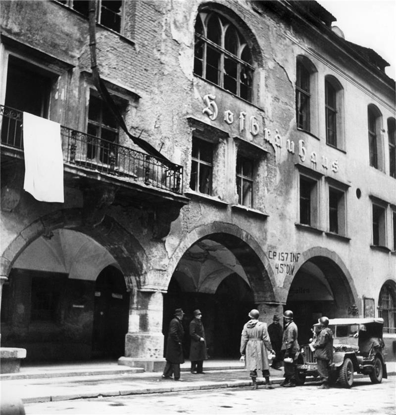 Soldaten der US-Armee stehen im Mai 1945 vor dem stark beschädigten Hofbräuhaus in München. Foto: UPI/dpa