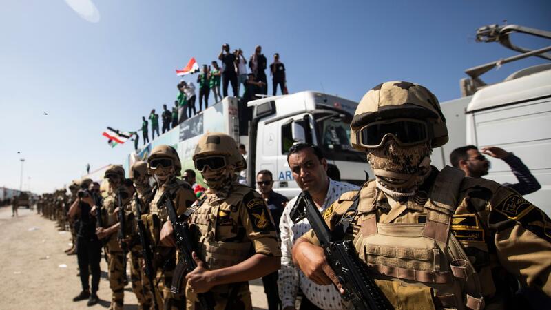 Biden erwartet Hilfslieferung für Gaza in ein bis zwei Tagen Soldaten der ägyptischen Armee stehen am Grenzübergang Rafah zwischen Ägypten und dem Gaza-Streifen.