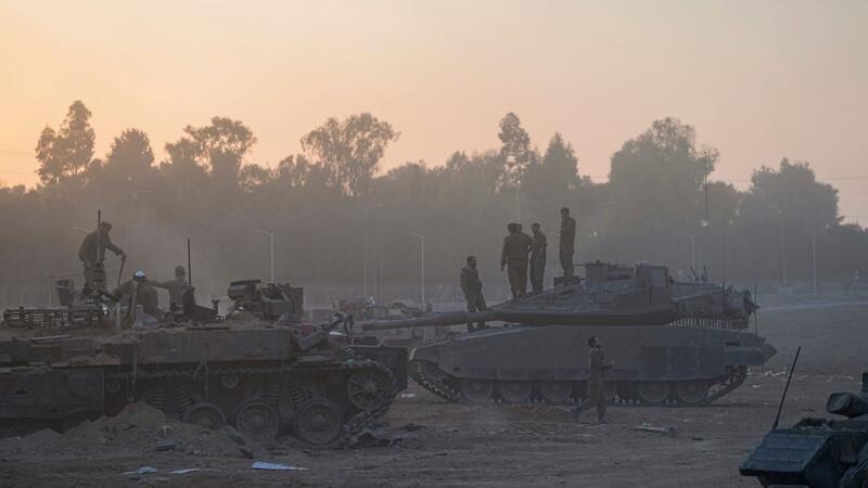 Medien: Israel testet Flutung von Hamas-Tunneln Soldaten der israelischen Armee begeben sich nahe der Grenze zum Gazastreifen in Stellung.
