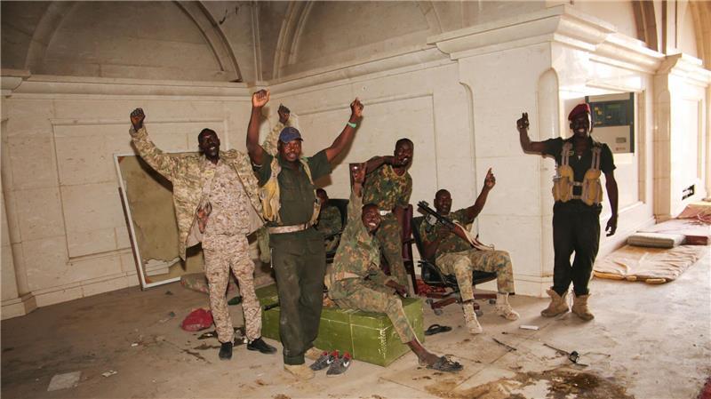 Sudans Regierungstruppen erobern Präsidentenpalast zurück Soldaten der sudanesischen Armee nach der Übernahme des Präsidentenpalasts in Khartum