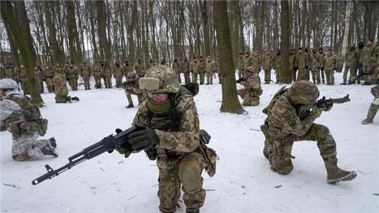 Soldaten der ukrainischen Territorialen Verteidigungskräfte und freiwillige Militäreinheiten der Streitkräfte nehmen an einer Militärübung in einem Stadtpark in Kiew teil.