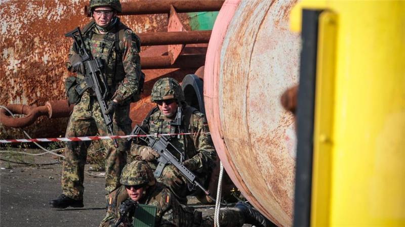 Heimatschutz: Selbst Zivildienstleistende melden sich schon Soldaten des Heimatschutzes bei der Bundeswehr-Übung „Fishtown Guard 2024“ bei einer simulierten feindlichen Attacke auf das Wasser- und Schifffahrtsamt in Bremerhaven.