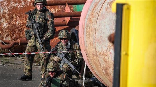 Soldaten des Heimatschutzes bei der Bundeswehr-Übung „Fishtown Guard 2024“ bei einer simulierten feindlichen Attacke auf das Wasser- und Schifffahrtsamt in Bremerhaven.