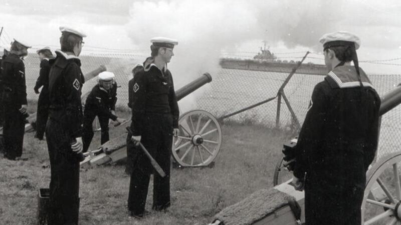 Soldaten des MFG 3 kamen in Cuxhaven zum Einsatz, wenn Kriegsschiffe befreundeter Nationen (hier: Flugzeugträger USS Intrepid, 1971) auf der Elbe begrüßt werden sollten. Aus echten Kanonen wurde Salut geschossen.