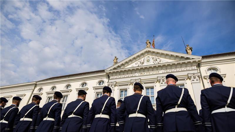 Bilder des Tages Soldaten des Wachbataillon stehen anlässlich der Akkreditierung von Botschaftern vor Schloss Bellevue.
