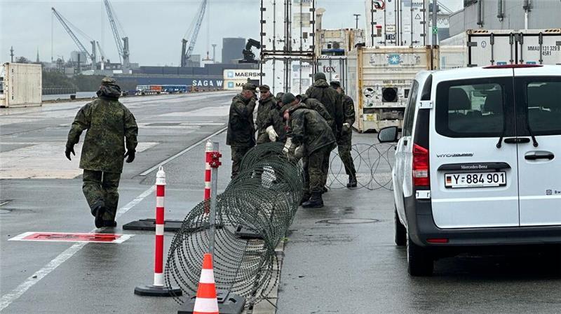 Soldaten im Hamburger Hafen: Es ist der Beginn der Bundeswehr-Übung „Red Storm Alpha“.