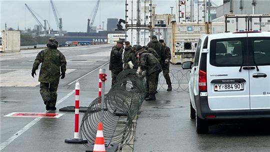 Soldaten im Hamburger Hafen: Es ist der Beginn der Bundeswehr-Übung „Red Storm Alpha“.