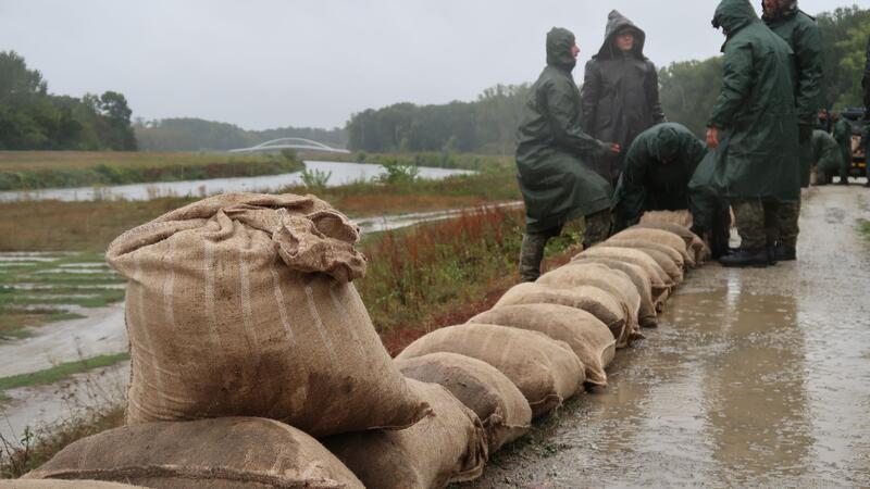 Soldaten in der Slowakei verlegen Sandsäcke, um einen Damm vorbeugend zu verstärken.