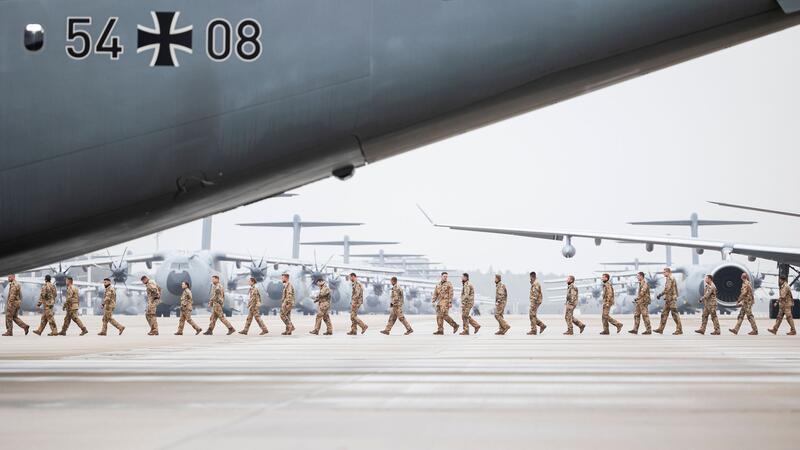Letzte Bundeswehr-Soldaten nach Mali-Einsatz zurück Soldaten laufen nach der Landung über das Gelände vom Fliegerhorst Wunstorf.