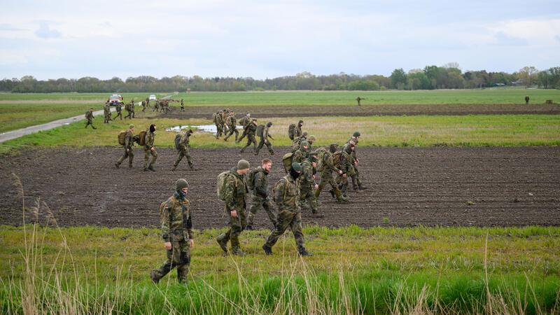 „Da sollten wir noch mal nachsehen“: Suchtrupps im Kreis Stade geben nicht auf Soldaten marschieren in Kranenburg über ein Feld. Die Bundeswehr schickte noch mehr Personal.