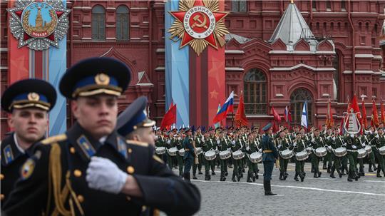 Soldaten marschierten in diesem Jahr ohne Panzer bei der traditionellen Militärparade über den Roten Platz. 
