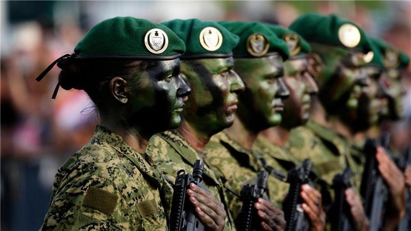 Soldaten nehmen an einer Militärparade teil. (Symbolbild)