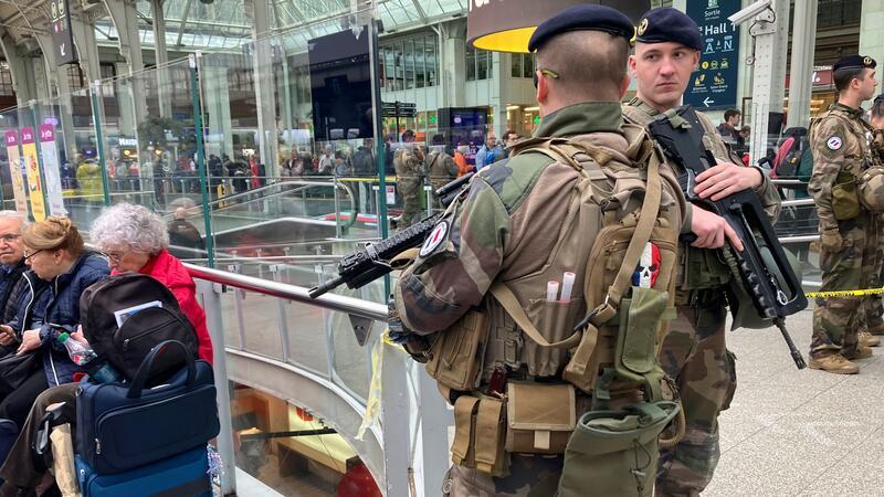 Messerangreifer verletzt drei Menschen in Pariser Bahnhof Soldaten patrouillieren im Pariser Bahnhof Gare de Lyon nach einer Messerattacke.