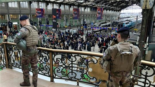 Soldaten patrouillieren nach einer Messerattacke im Pariser Hauptbahnhof Gare de Lyon, bei der drei Menschen verletzt worden sind.