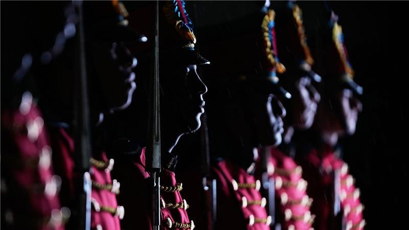 Soldaten stehen in Formation während einer Mahnwache zum Gedenken an die Opfer des Absturzes eines Militärfrachtflugzeugs.