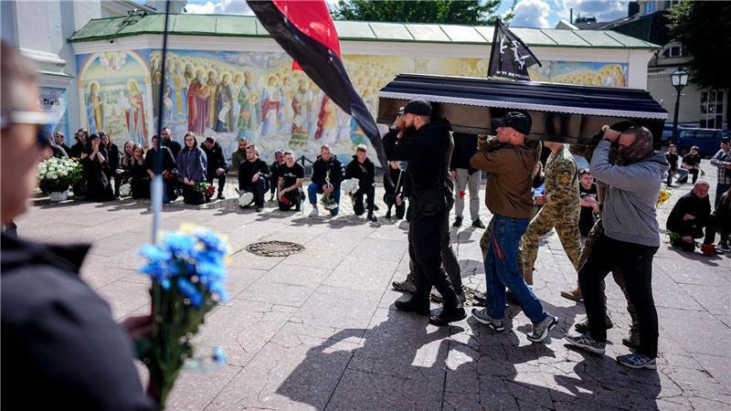Vizekanzler Klingbeil sondiert in Kiew Sicherheitsgarantien Soldaten tragen die Särge ihrer gefallenen Kameraden.