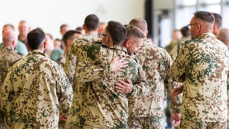 Soldaten umarmen sich nach ihrer Rückkehr aus dem Irak.