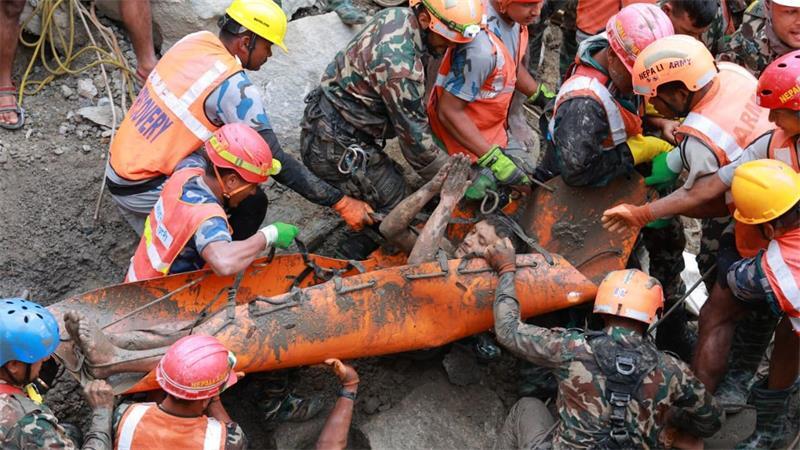 Zwei Arbeiter nach neun Tagen aus Tunnel in Nepal gerettet Soldaten ziehen einen Mann lebend aus einem Tunnel eines Wasserkraftwerks.
