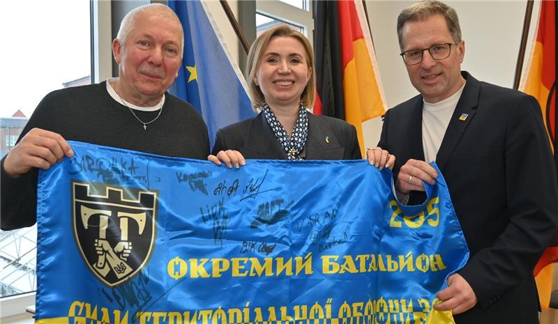 Solidarisch mit der Ukraine: Hilfskonvoi-Leiter Wilfried Sprekels und Landrat Kai Seefried nehmem Generalkonsulin Iryna Tybinka in ihre Mitte.