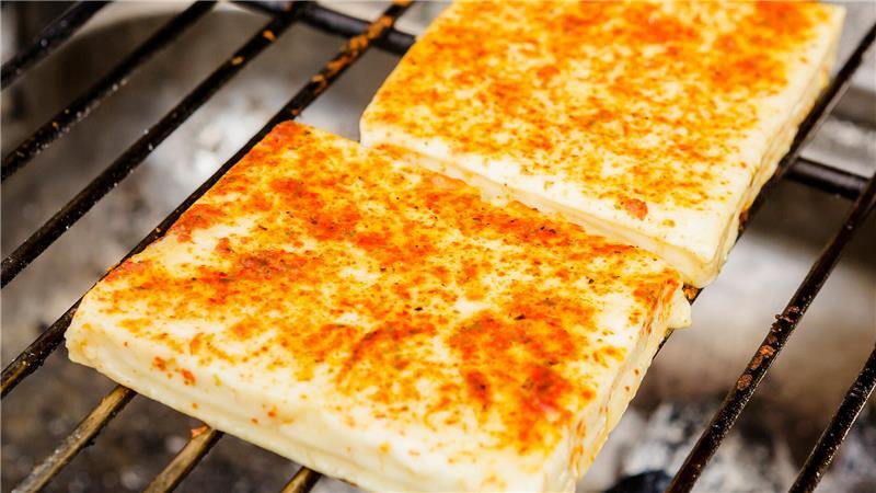 Halloumi: Überraschender Testsieger beim Grillkäse Soll beim Grillen schön bräunen und gleichzeitig seine Form behalten: Insgesamt 14 Grill- und Pfannenkäse hat die „Stiftung Warentest“ untersucht.
