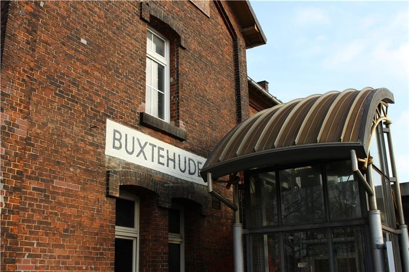 Soll das alte Bahnhofsgebäude in Buxtehude erhalten oder abgerissen werden? Darüber gehen die Meinungen auseinander. Foto: Frank