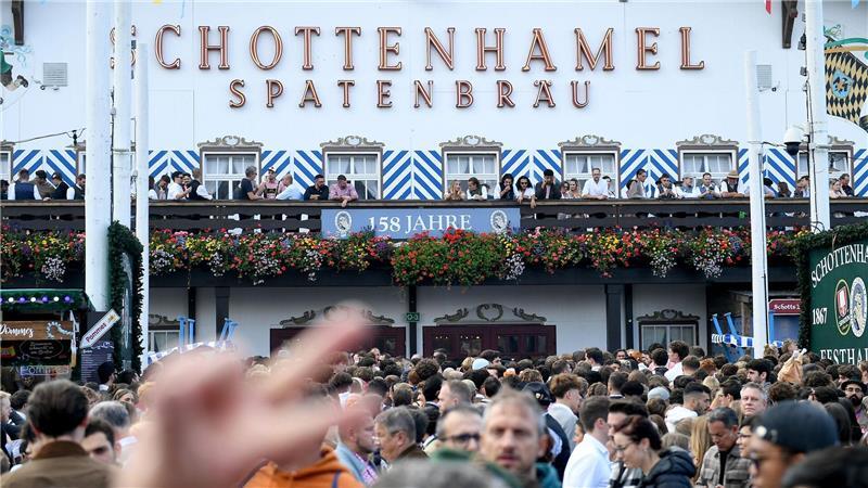 Soll das traditionsreiche Schottenhamel-Festzelt, seit 150 Jahren in Familienhand, europaweit ausgeschrieben werden? (Archivbild) 