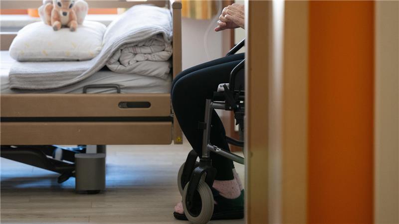 Soll die Pflege im Heim teurer werden, muss die Leitung das rechtzeitig ankündigen. 
