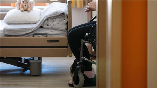 Soll die Pflege im Heim teurer werden, muss die Leitung das rechtzeitig ankündigen. 
