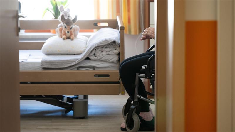 Soll die Pflege im Heim teurer werden, muss die Leitung das rechtzeitig ankündigen.
