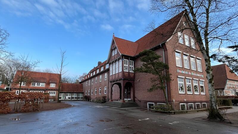 Soll zum Schuldenabbau versilbert werden. Blick auf die 1951 erbaute Grundschule Am Westerminnerweg in Jork.