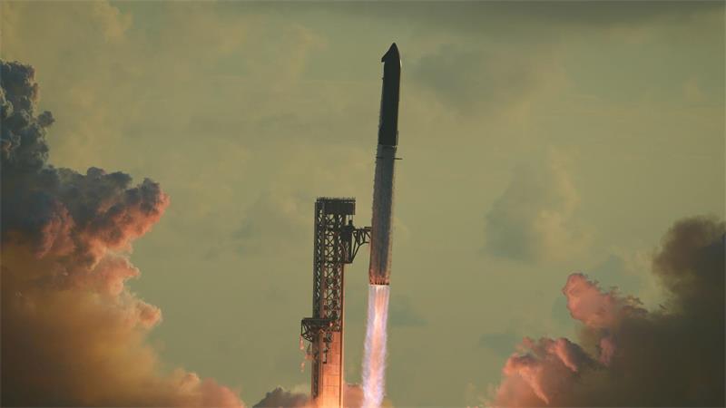 Musk bestätigt: Tesla und SpaceX prüfen Zusammenschluss Soll zwei Mal pro Woche starten: Die große Rakete Starship. (Archivbild)