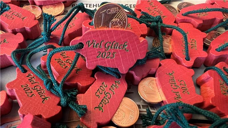 Hier werden Silvester die Glücksschweine verkauft Sollen auch 2025 viel Glück bringen: Die TAGEBLATT-Schweinchen mit dem Centstück im Rücken, die am Silvestermorgen an vielen Orten im Landkreis Stade verkauft werden - für einen guten Zweck.