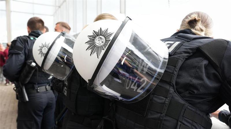 Sollen für Sicherheit sorgen: Polizistinnen und Polizisten im Stadion.