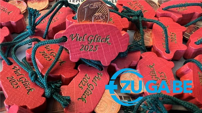 Sollen im neuen Jahr viel Glück bringen: Die TAGEBLATT-Schweinchen mit dem Centstück im Rücken. Verkauft werden sie am Silvestertag an vielen Orten im Landkreis Stade - für einen guten Zweck.