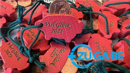 Sollen im neuen Jahr viel Glück bringen: Die TAGEBLATT-Schweinchen mit dem Centstück im Rücken. Verkauft werden sie am Silvestertag an vielen Orten im Landkreis Stade - für einen guten Zweck.