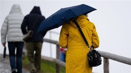 Sollte in den nächsten Tagen immer griffbereit sein: der Regenschirm.