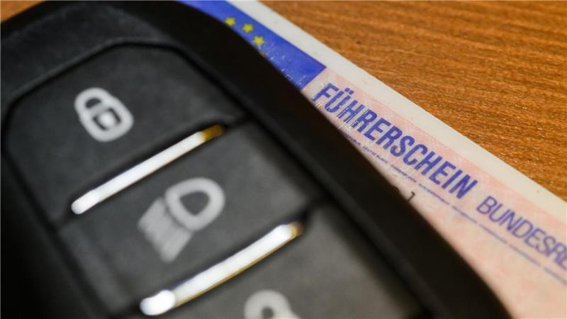 Sollten Fahrschüler bereits während der Ausbildung mit den Eltern fahren dürfen? (Symbolbild)