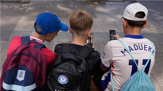 Sollten Kinder Social Media nicht mehr nutzen dürfen? Die Politik diskutiert. (Symbolbild)