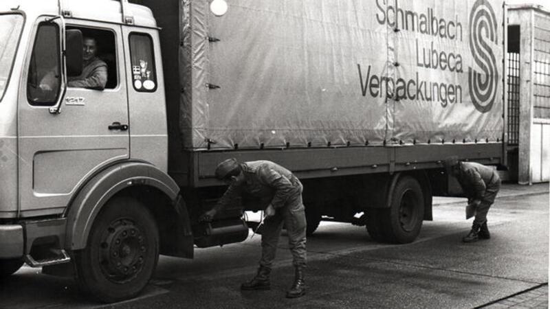 Sollten im Fall einer Bedrohungslage zivile Fahrzeuge eingezogen werden? Bei einem Mobilisierungsalarm wurde 1979 auch dieser zivile Lkw der Firma Schmalbach Lubeca überprüft.