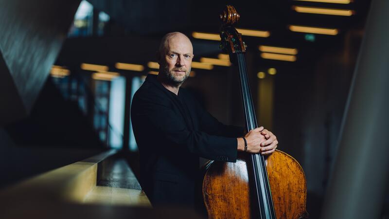Französische Musik für Kontrabass und Klavier erklingt im Stader Rathaus Solo-Kontrabassist Michael Rieber spielt im Königsmarcksaal im Stader Rathaus.