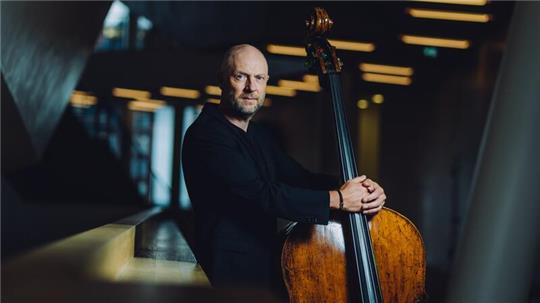 Solo-Kontrabassist Michael Rieber spielt im Königsmarcksaal im Stader Rathaus.