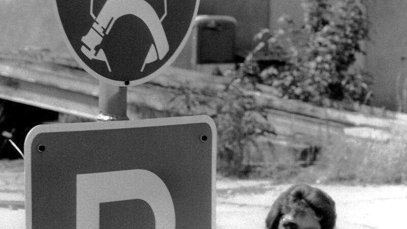 Streit um Sicherheit: Als Geldstrafen Gurtmuffel überzeugten Sommer 1984: Mit einem eigens entworfenen Zeichen erinnert eine Fabrik ihre Mitarbeiter daran, vor dem Verlassen des Parkplatzes den Sicherheitsgurt anzulegen.