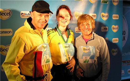 Sommer 2006: Am Rande des Walking-Wettkampes blieb Zeit für ein Foto der Ski-Legenden Rosi Mittermaier und Christian Neureuther mit Sylvia Brandt (Mitte). Foto: Privat