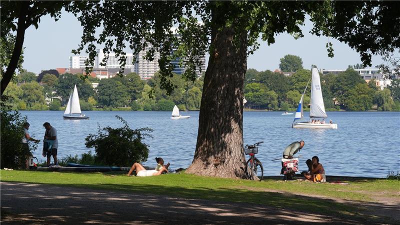 Sommer an der Außenalster: Hamburg hatte in diesem Jahr mehr Sonnenstunden als im langjährigen Durchschnitt.  (Archivbild) 
