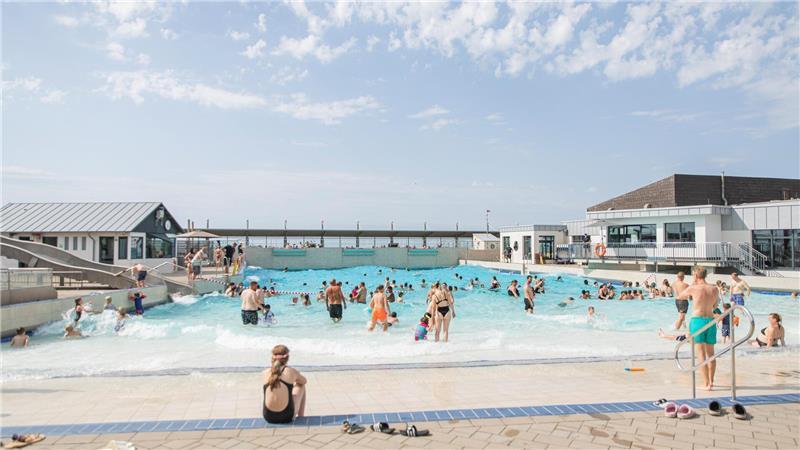 Was ist im Schwimmbad erlaubt? Diese Regeln gelten fürs Handy Sommer und Sonne: Das Wellenbad im Watt‘n Bad Dorum ist beliebt bei Einheimischen und Touristen. Für die Handynutzung gibt es dort klare Vorgaben.