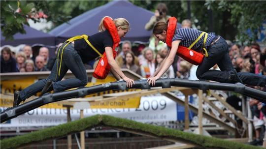 Sommerbrücken werden am Samstag auf der gesamten Länge des Westfleths in Buxtehude von Studenten der Hochschule 21 gebaut - und zum Einsturz gebracht.
