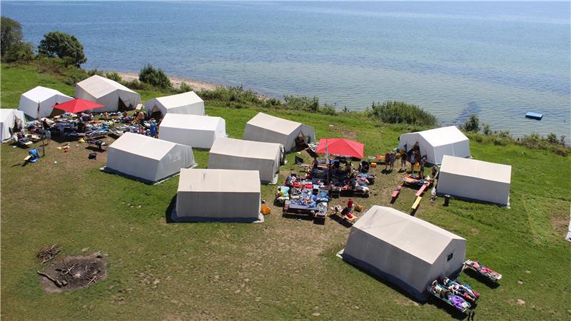 Sommercamp in Lille Bodskov: Blick auf den Zeltlager-Platz direkt am Meer in Dänemark.