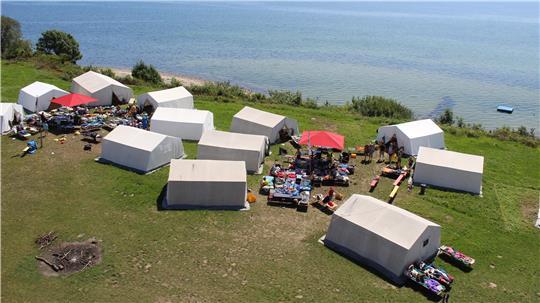 Sommercamp in Lille Bodskov: Blick auf den Zeltlager-Platz direkt am Meer in Dänemark.