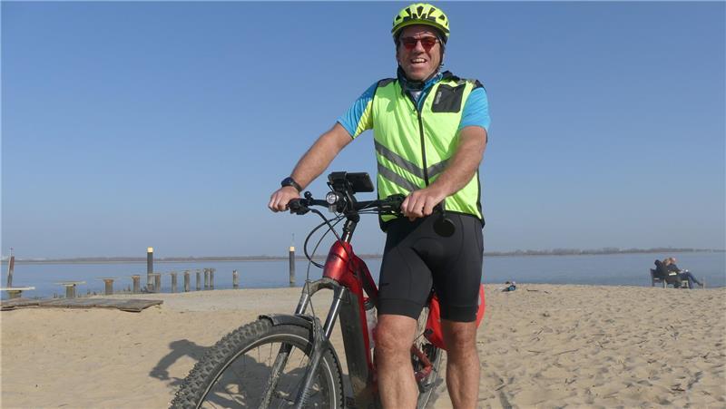 Sommerlich unterwegs in kurzen Hosen und Sport-Shirt: Ralf Herkenrath aus Köln erkundet Krautsand und kurze Teilstrecken des Elberadwegs.